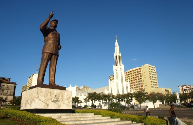 WHAT IS THIS HUGE STATUE IN THE CENTRE OF TOWN?